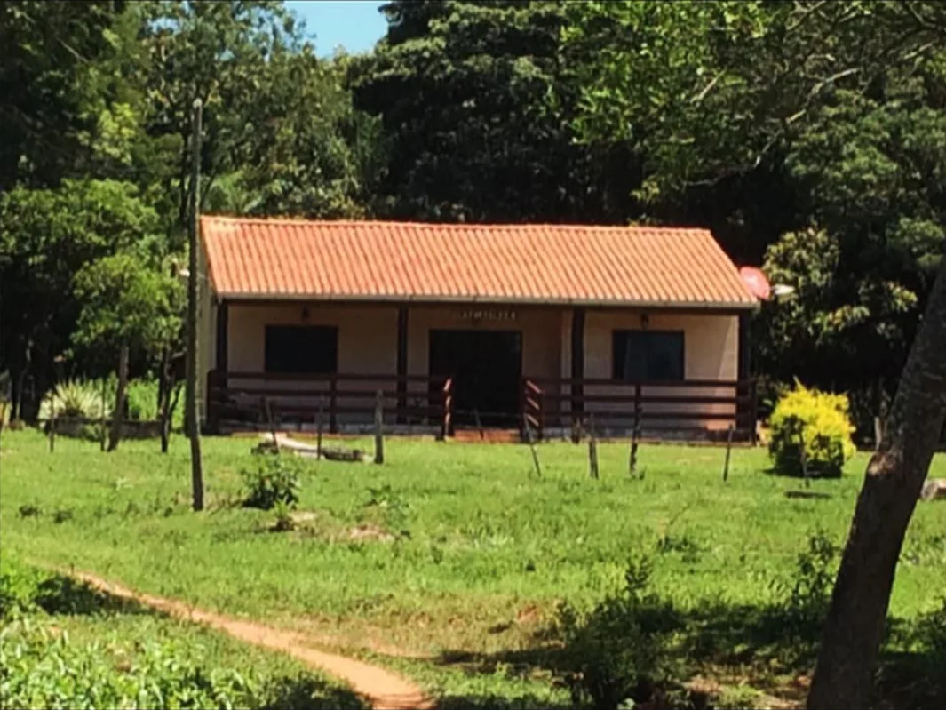 Vivienda terminada con galería y baranda de madera