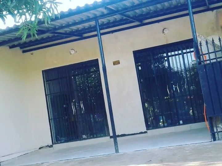 Local comercial con aberturas de vidrio